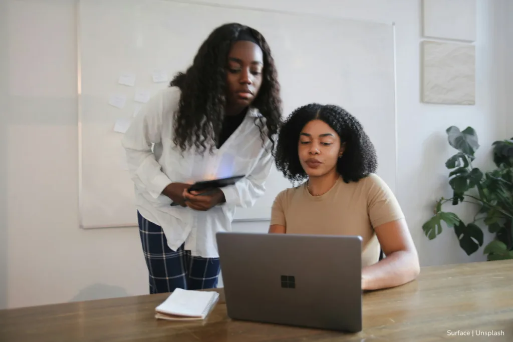 concurso Antioquia 3, Mujeres consultando resultados de la VRM, Más Colombia