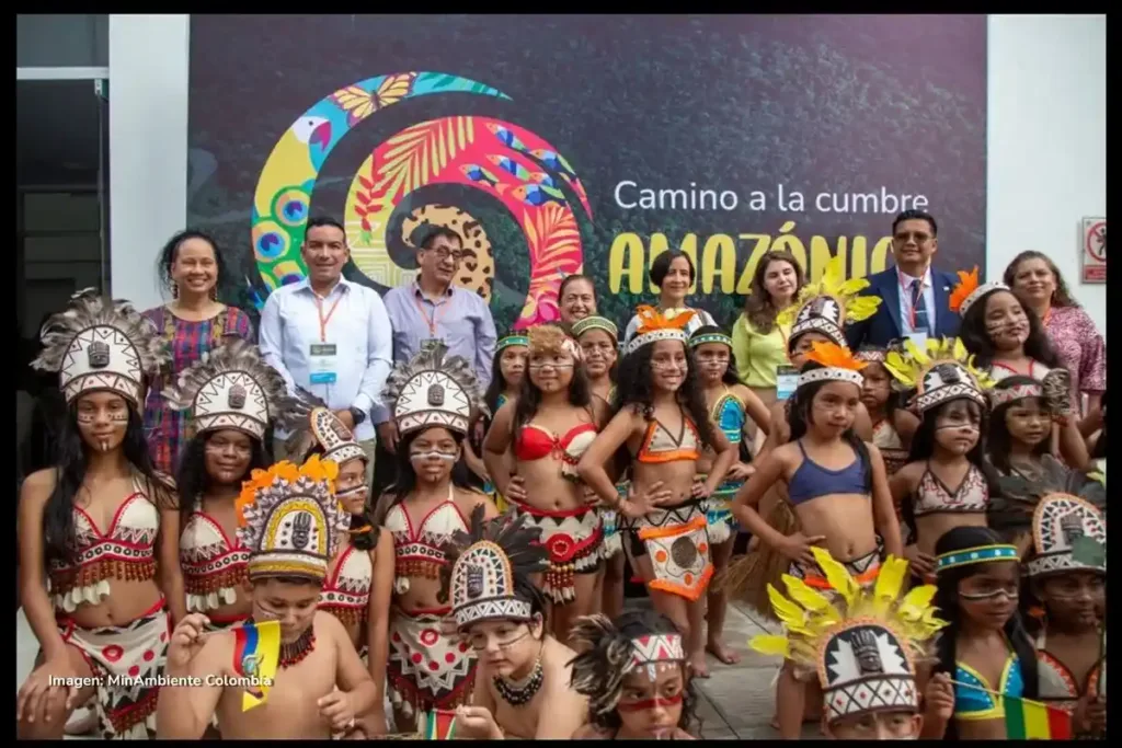Niños con vestimenta indígena en un evento de la Cumbre Amazónica en Bogotá.