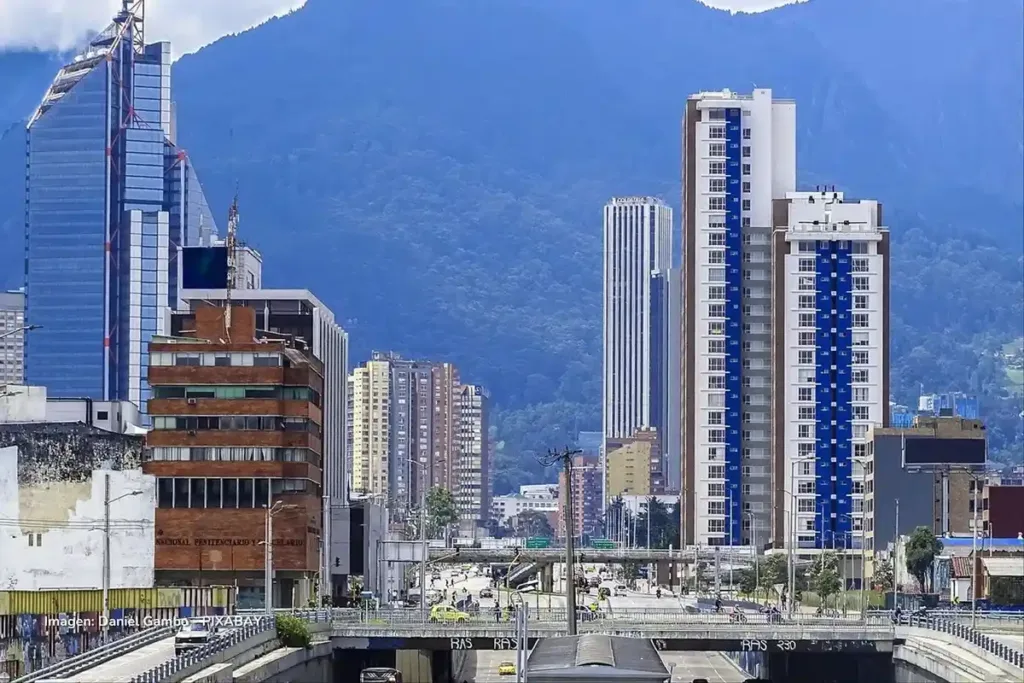Reforma tributaria 2025: lo que propone el alcalde Carlos Fernando Galán para los impuestos en Bogotá 3 Panorámica de edificios y vías principales en Bogotá, contexto de los impuestos distritales. Título: Panorama urbano de Bogotá y sistema tributario.