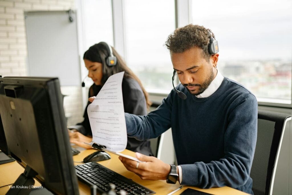 Pausas activas: cómo ayudar a prevenir enfermedades laborales con una simple rutina 3 Pausas activas, Personas trabajando en oficina, Más Colombia