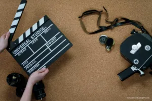 Festival de Cine Infancia y Adolescencia 2025, BAKATÁ LAB, Persona pulsando claqueta, Más Colombia