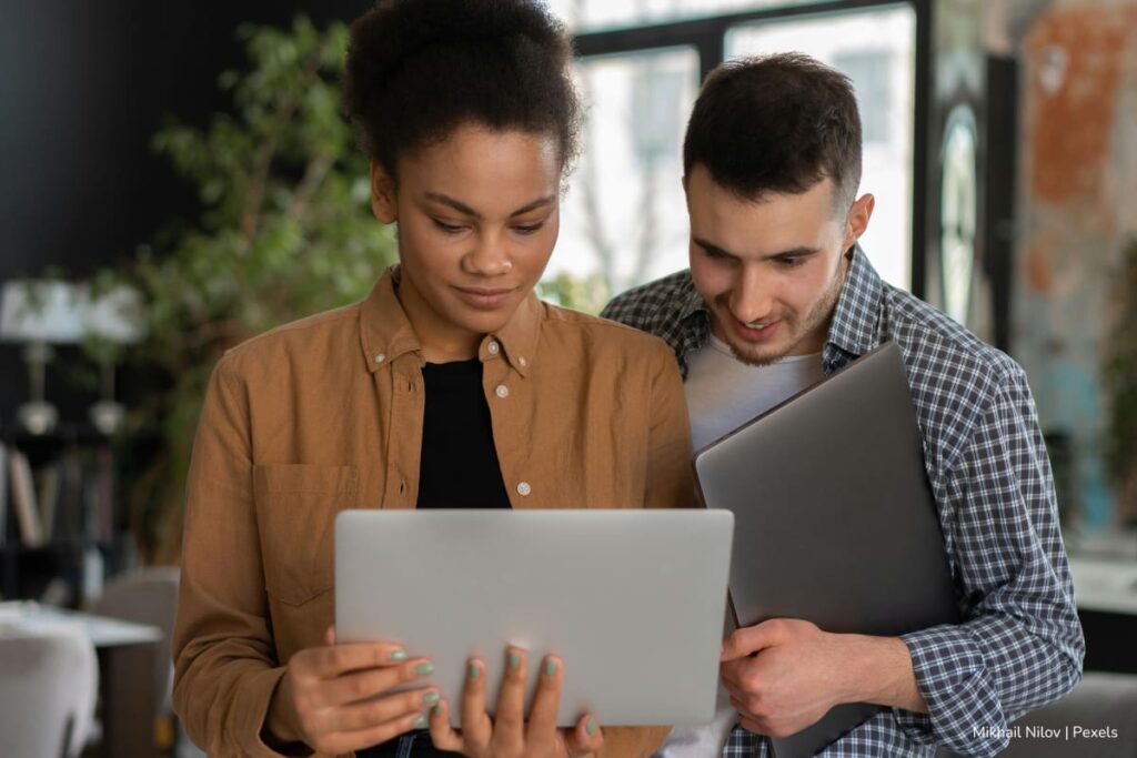 Si presentó pruebas escritas para el concurso Distrito Capital 6, así debe consultar sus resultados preliminares y hacer reclamaciones 3 concurso Distrito Capital 6, Personas corroborando resultados del concurso Distrito Capital 6, Más Colombia