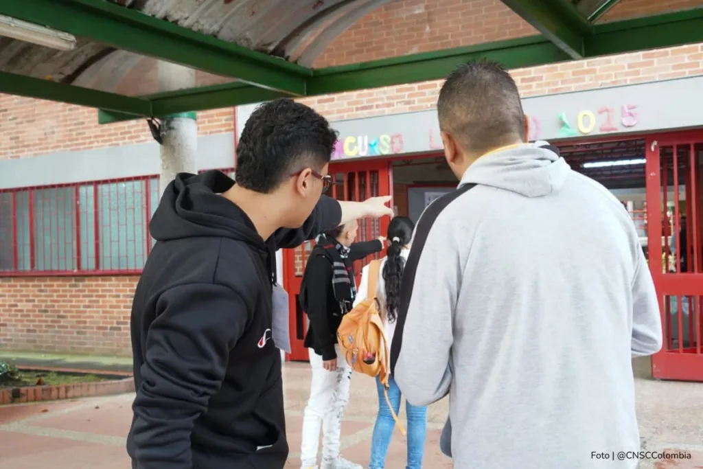 Territorial 10, Personas llegando a las sedes de citación de pruebas, Más Colombia