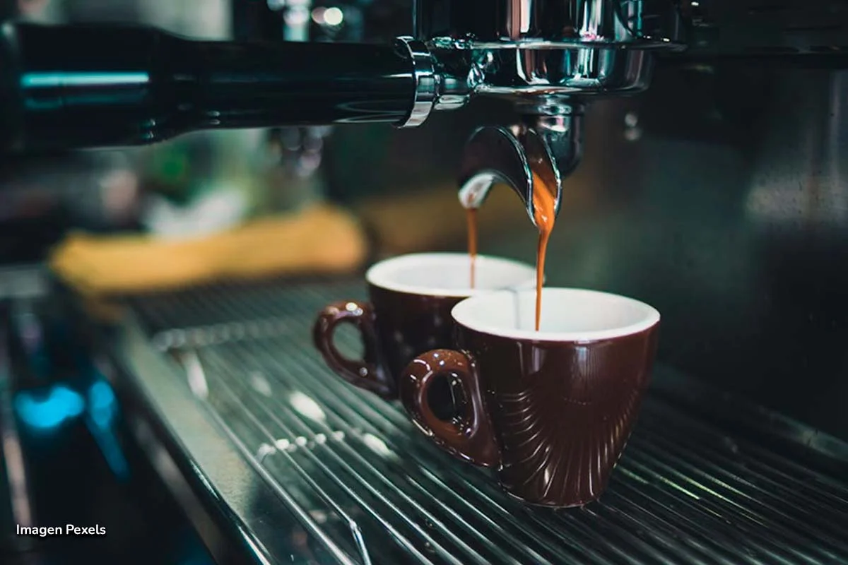 Las cafeterías bogotanas demuestran su talento en el Coffee Master 2025 1 Cafetera profesional sirviendo espresso en dos tazas durante el Coffee Master 2025.