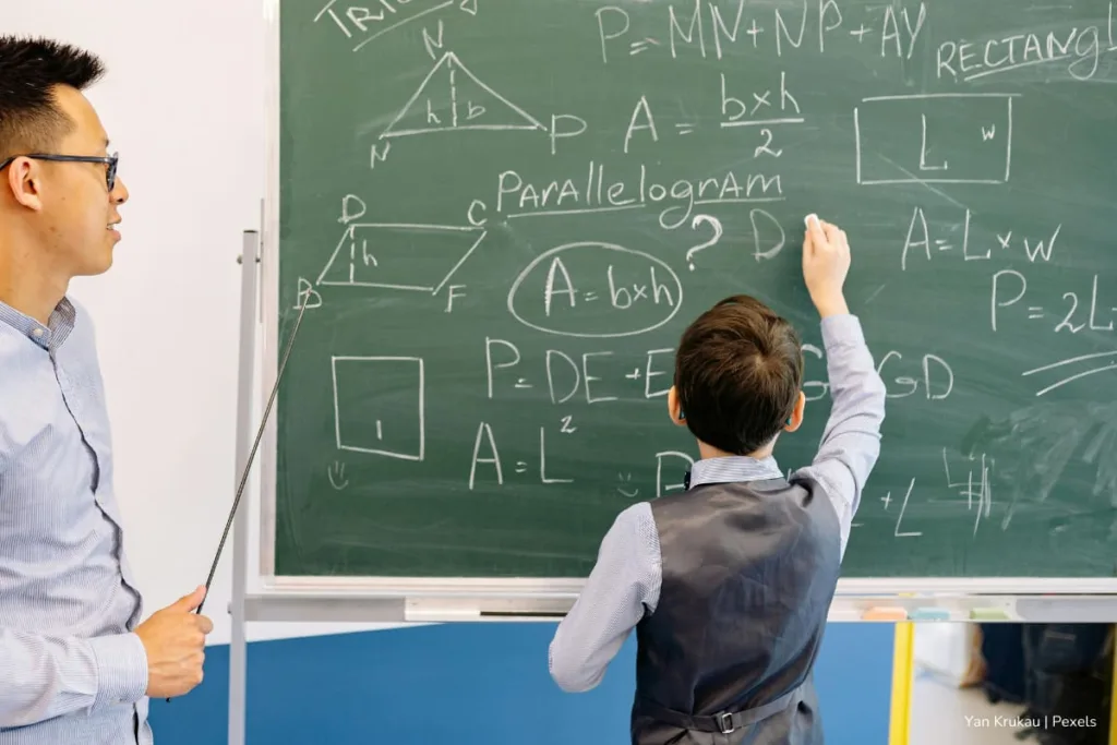 concurso de ascenso y reubicación 2025, salario de los docentes del Decreto 1278, Profesor dando clase a niño, Más Colombia