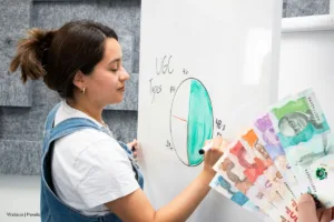 concurso de ascenso y reubicación 2025, salario de los docentes del Decreto 1278, Profesora escribiendo en tablero, Más Colombia