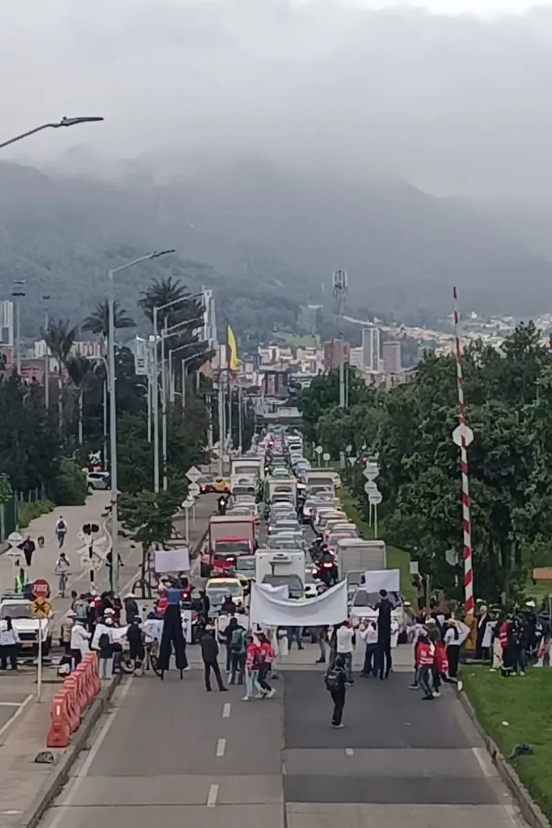 Las críticas al escenario Vive Claro en pleno barrio residencial, cerca de 2 hospitales y en una zona de importancia ecológica 5 escenario Vive Claro, Protestas en contra de construcción del escenario Vive Claro, Más Colombia
