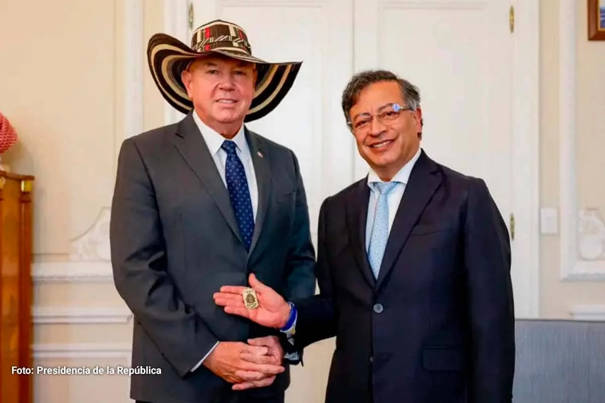 Gustavo Petro y el embajador de Estados Unidos en Colombia durante encuentro oficial en el marco del TLC con Estados Unidos.