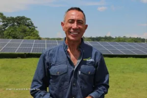 Ricardo Roa con camisa de Ecopetrol frente a paneles solares, presidente de Ecopetrol.