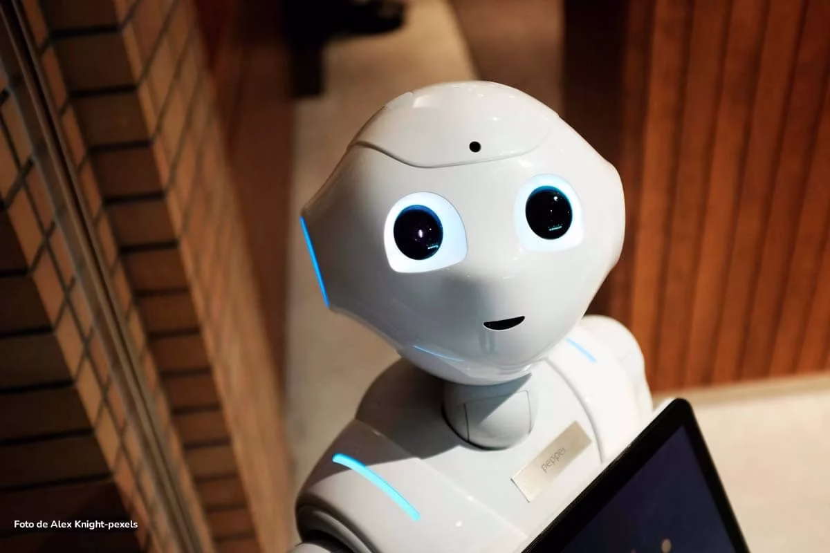 A los colombianos los está dejando el bus de la inteligencia artificial: 1 de cada 5 nunca la ha usado 1 Robot humanoide blanco con pantalla incorporada, representación del avance de la inteligencia artificial.