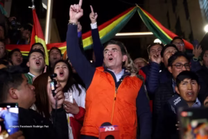 Rodrigo Paz celebra con simpatizantes tras ganar elecciones para la presidencia de Bolivia.