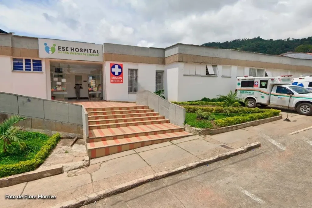 Fachada principal del hospital de San Vicente de Chucurí con ambulancias estacionadas. Título: Entrada hospital San Vicente de Chucurí