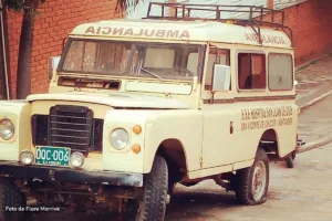 Ambulancia abandonada frente al hospital en San Vicente de Chucurí.