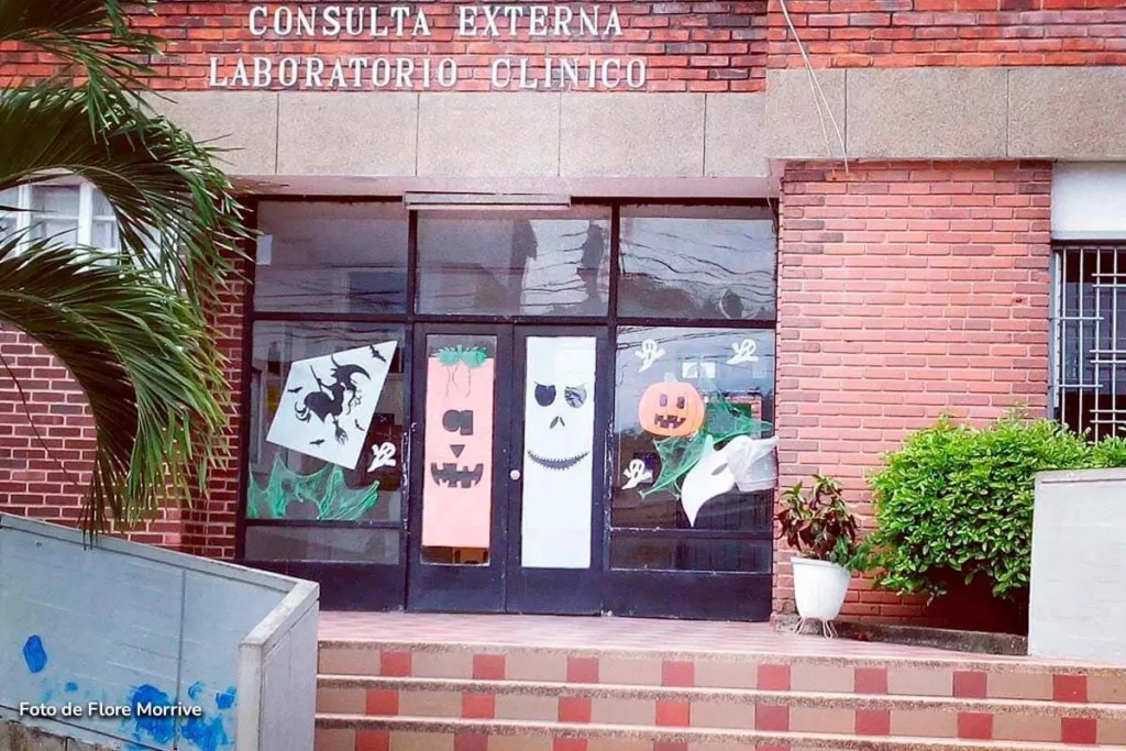 Entrada del área de consulta externa del hospital de San Vicente de Chucurí con carteles decorativos.