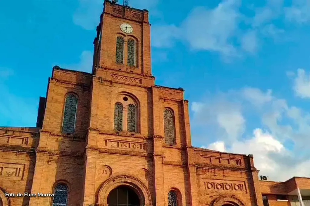 Fachada de la iglesia principal en San Vicente de Chucurí durante el día.