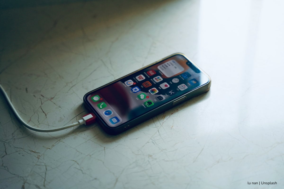 Cómo alargar la vida útil de la batería de tu smartphone 1 vida útil de la batería, Celular cargando, Mas Colombia