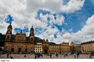 El origen y la estructura de las plazas principales en ciudades colombianas