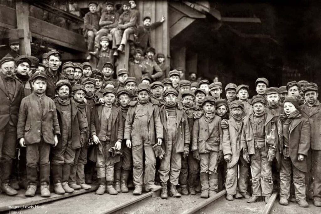 trabajo infantil, 1910 – Niños seleccionadores de carbón (“breaker boys”) trabajando en Ewen Breaker, Pennsylvania Coal Co, Más Colombia