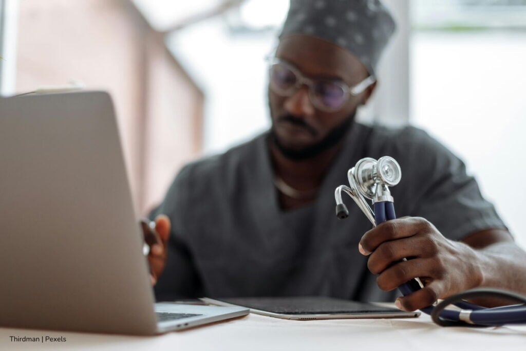 Juventud y autoestima: la relación entre armonía facial y confianza personal 4 confianza personal, Médico especializado en tratamientos estéticos, Más Colombia