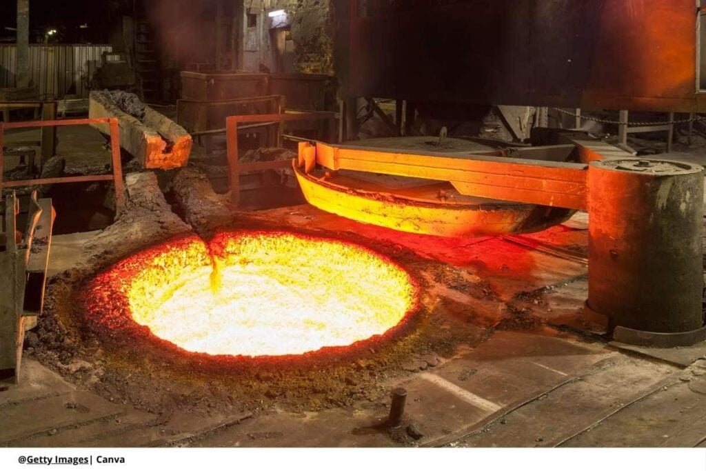 3 descubrimientos de la tridimita, el mineral extraterrestre que cambia la física 2 Imagen de un horno de producción de acero