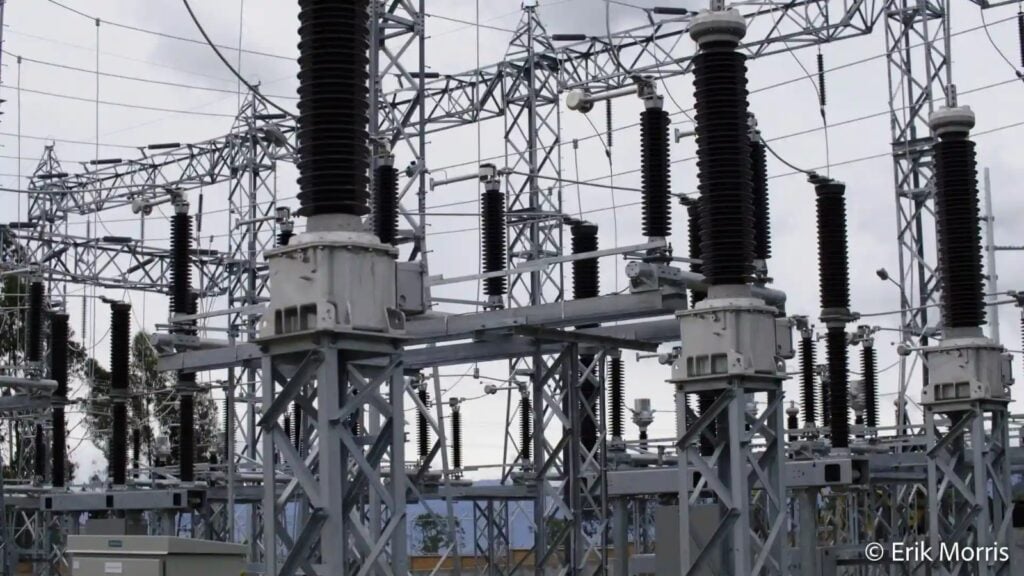 Habrá racionamientos de energía eléctrica en varios municipios de la Costa Caribe por crisis en el sistema 2 Vista de una subestación eléctrica con torres y equipos de alta tensión, clave en la distribución de energía en Colombia.