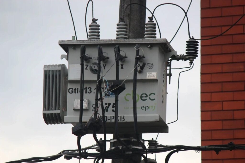 Habrá racionamientos de energía eléctrica en varios municipios de la Costa Caribe por crisis en el sistema 3 Transformador de energía instalado en un poste urbano, parte del sistema de distribución de electricidad local.