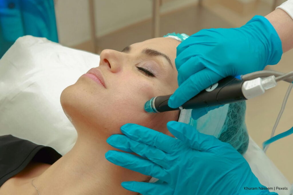 Juventud y autoestima: la relación entre armonía facial y confianza personal 2 confianza personal, Mujer realizándose procedimiento estético, Más Colombia