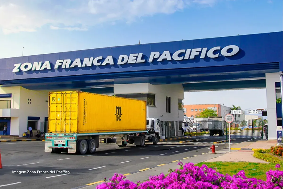 Ingreso de tractomula con contenedor amarillo a la Zona Franca del Pacífico, centro del comercio exterior.