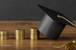 Monedas apiladas con birrete académico simbolizan subsidios en Colombia