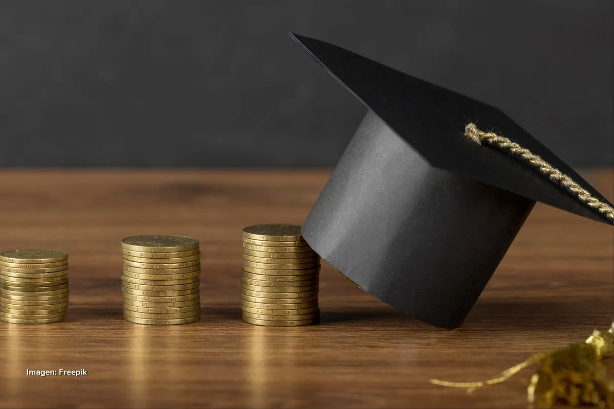 Monedas apiladas con birrete académico simbolizan subsidios en Colombia