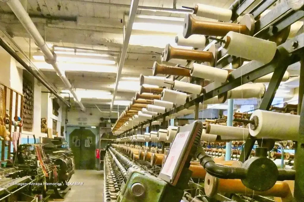 Bobinas de hilo en hilandería de Fabricato con maquinaria textil.