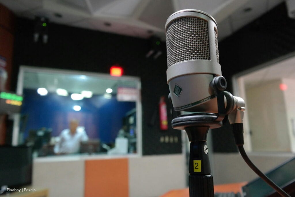 Investigación de la SIC pone en la mira contratos entre Caracol Radio y Canal 1 por “trabajar juntos” sin autorización previa 2 investigación de la SIC, Caracol Radio, Canal 1, cabina de radio, Más Colombia