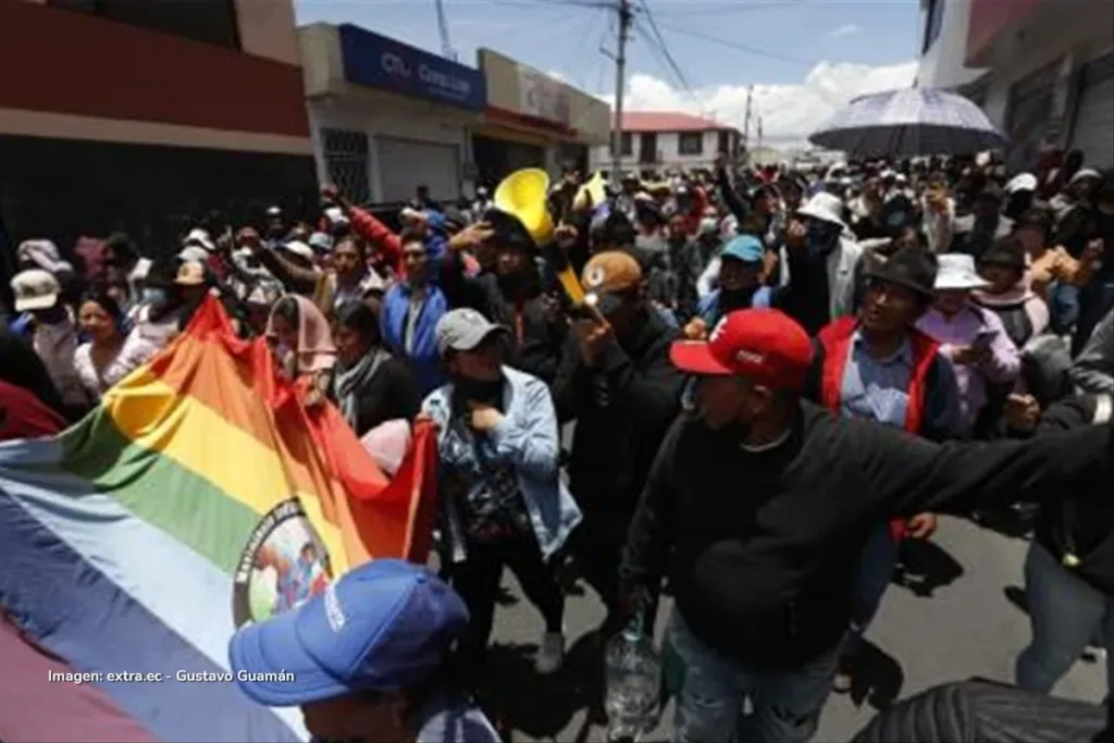 Comunidades indígenas marchan con bandera multicolor durante protestas en Ecuador por la eliminación del subsidio al diésel.