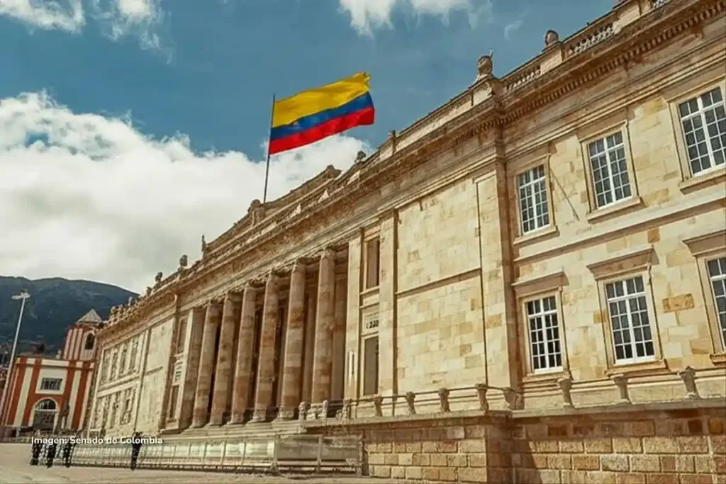 Reforma pensional: bono de $230.000 para adultos mayores sin recursos asegurados 4 Fachada del Congreso de la República de Colombia con bandera nacional.
