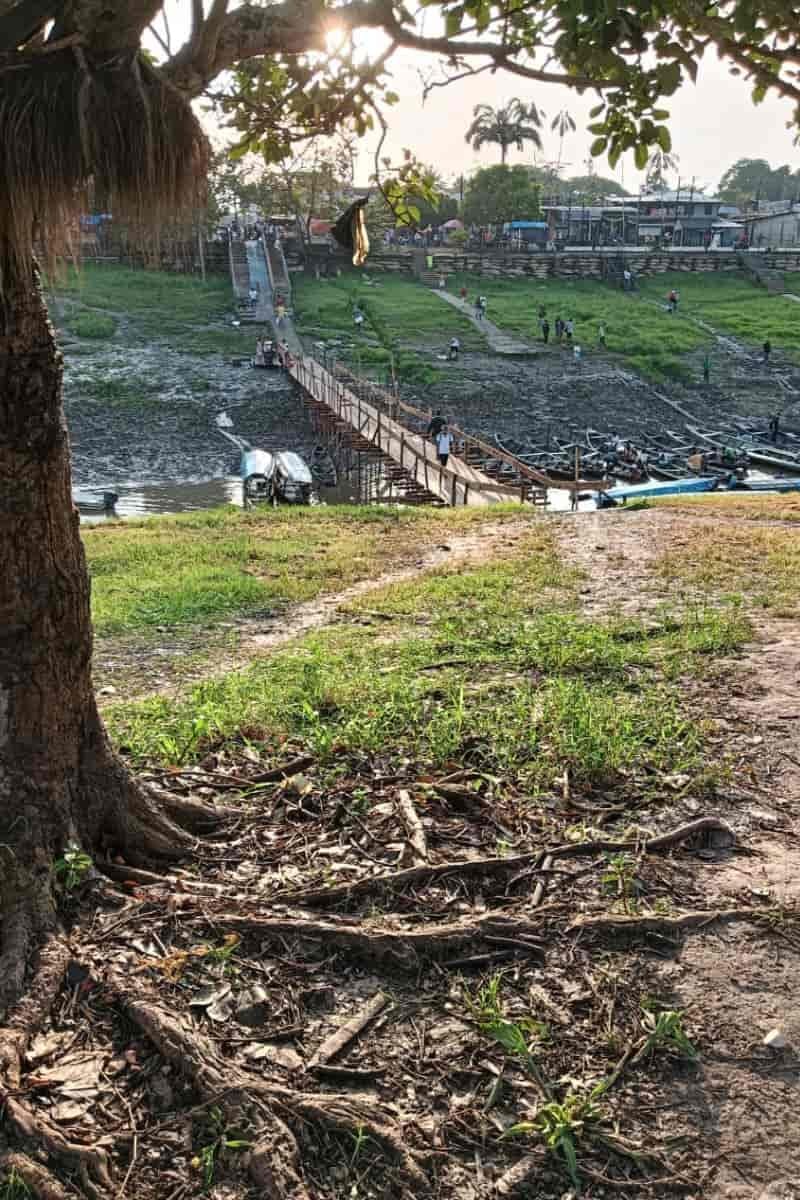 El puente de Leticia, en la isla de La Fantasía: ¿otro elefante blanco? 4 puente de Leticia, isla de La Fantasía, Construcción de otro puente hechizo para que las personas pasen, Más Colombia