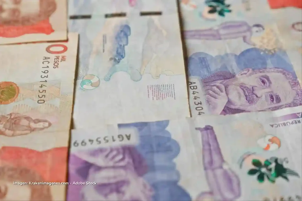 Billetes de pesos colombianos relacionados con el presupuesto 2026 y la reforma tributaria.