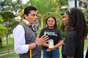Renta Joven, Director de Prosperidad Social, Mauricio Rodríguez Amaya, con alumnas, Más Colombia