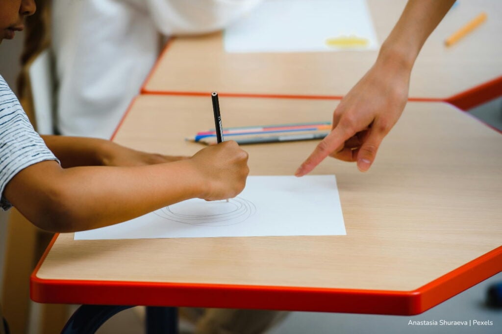 calculadora de la prueba pedagógica, Docente enseñando a alumno, Más Colombia