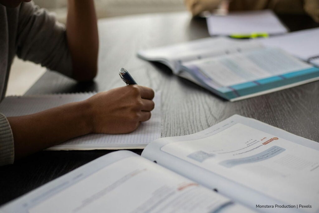 calculadora de la prueba pedagógica, Docente estudiando para prueba escrita y superar concurso de ascenso, Más Colombia