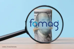 Logo del Fomag bajo lupa sobre un billete enrollado