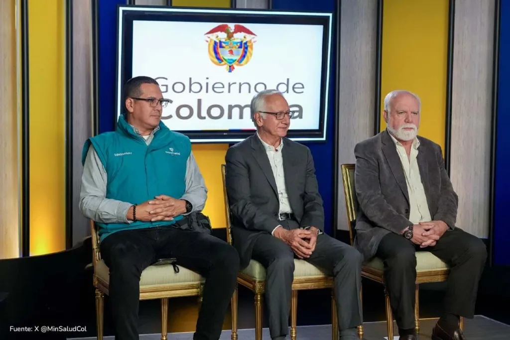 Funcionarios del sector salud de Colombia sentados frente a pantalla durante presentación de estadísticas de salud pública