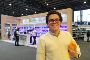 Héctor Hernán Díaz Guevara en la Feria del Libro, especialista entrevistado sobre liderazgo chino.