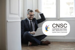 concurso Ministerio del Trabajo, Hombre celebrando superación de pruebas escritas, Más Colombia