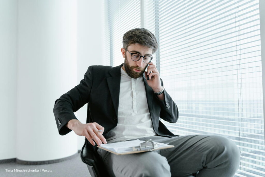 concurso Ministerio del Trabajo, Hombre evaluando pruebas del concurso Ministerio del Trabajo, Más Colombia