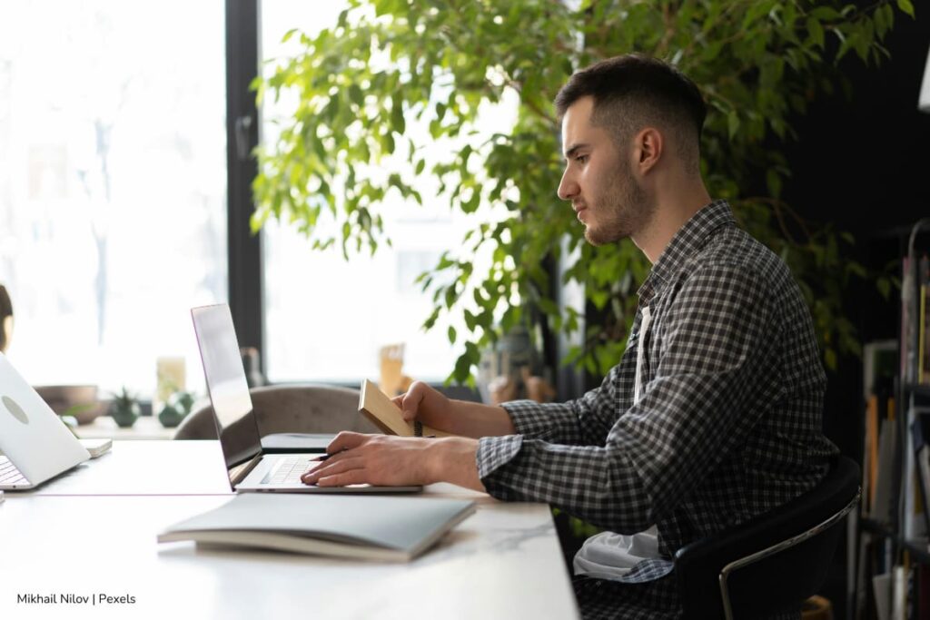 concurso DIAN 2667, pruebas escritas, Hombre ingresando a SIMO para revisión de citación, Más Colombia