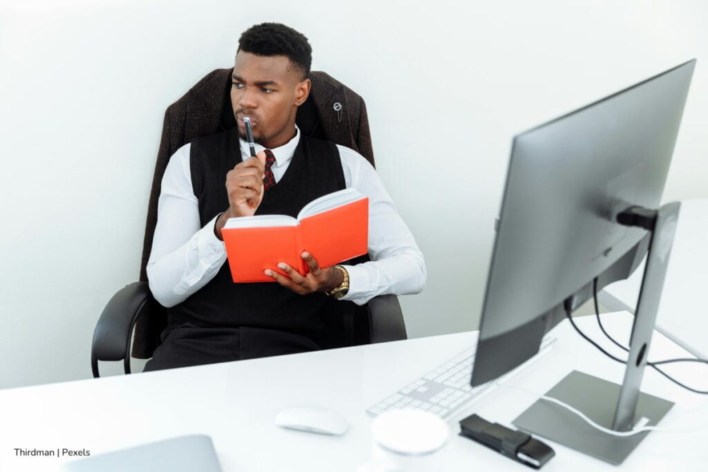 Concurso CNSC 5: claves y consejos para afrontar las pruebas escritas con seguridad 4 concurso CNSC 5, pruebas escritas, Hombre pensando cómo superar las pruebas escritas, Más Colombia