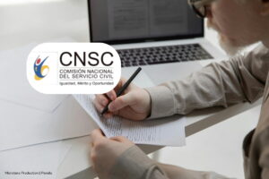 concurso DIAN 2667, pruebas escritas, Hombre realizando pruebas escritas nuevamente, Más Colombia