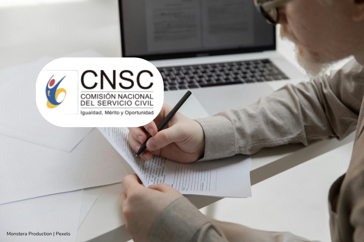 concurso DIAN 2667, pruebas escritas, Hombre realizando pruebas escritas nuevamente, Más Colombia