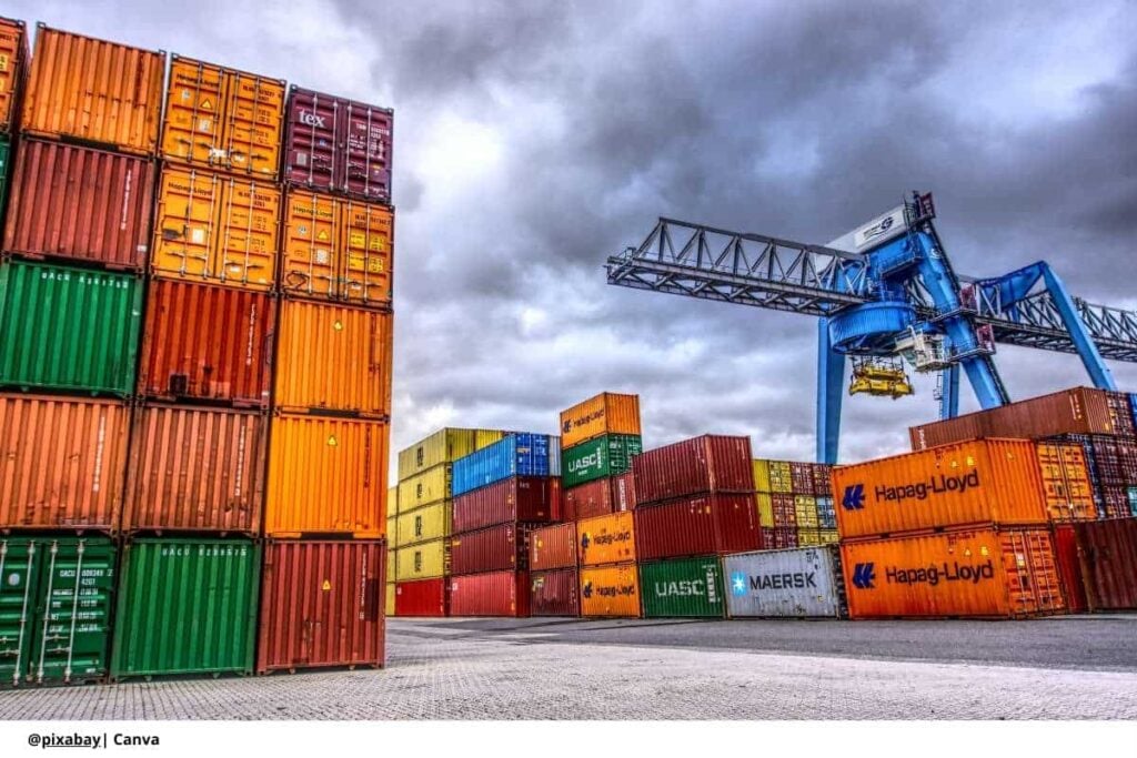 7 causas comunes de pérdida de declaratoria de zona franca en 2025 3 Imagen de dos empresarios estrechando la mano con un gráfico de crecimiento de inversión detrás con el texto