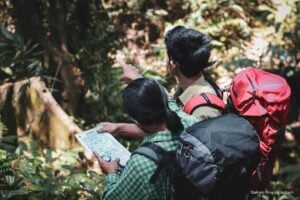 biodiversidad en Colombia, cámaras trampa, Investigadores instalando cámaras trampa, Más Colombia